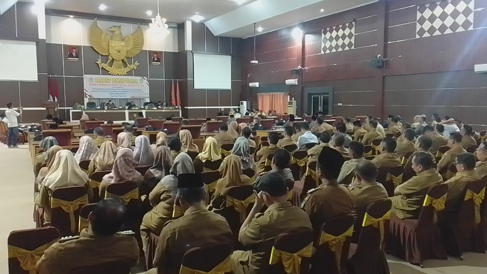 Ketua DPRD Tebo Mazlan, Pimpin Rapat Paripurna DPRD Kabupaten Tebo Dalam Rangka Penyampaian Rekomendasi DPRD Kabupaten Tebo Terhadap LKPJ Bupati Tebo  