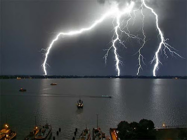 Mar à noite, com relâmpagos.