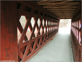 Interior del Puente Cubierto Peatonal Nissitissit Bridge en Brookline, New Hampshire