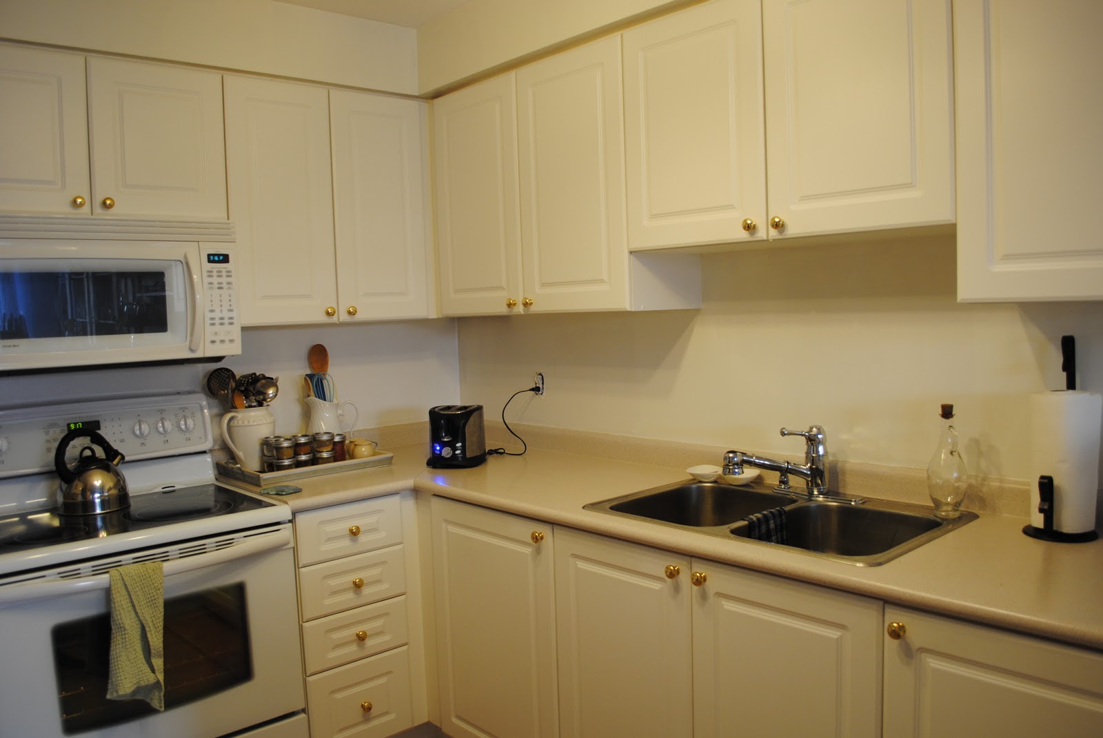 Kitchens With White Appliances