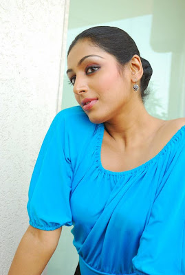 Padmapriya Hot Leg Show Photos