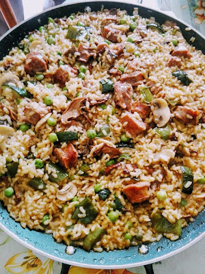 Arroz con salchichas, verduras y setas