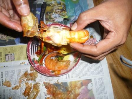 Bila air pasang: Udang galah goreng kunyit