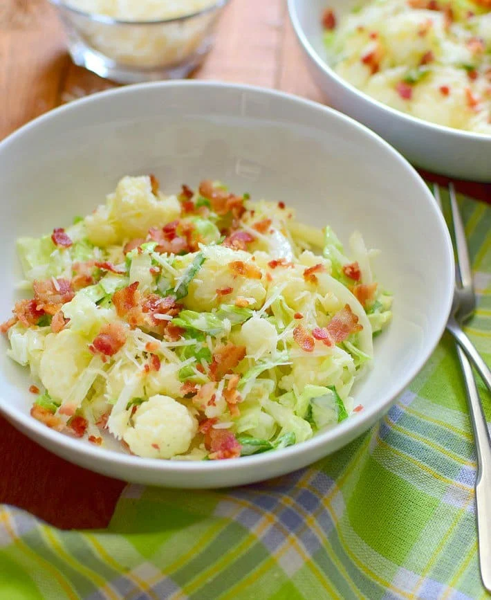 Ensalada de coliflor, lechuga y tocineta