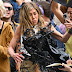 Jennifer Aniston es rociada con pintura negra durante rodaje