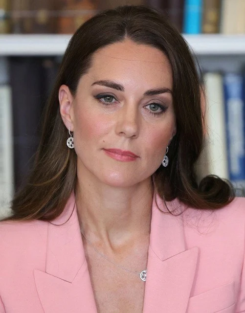 Kate Middleton wore a pink single-breasted wool blazer by Alexander McQueen. White top and pink suede pumps