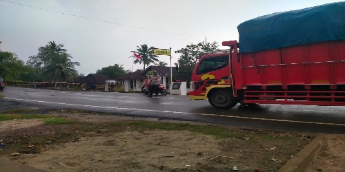 Polsek Cikeusik Polres Pandeglang Melaksanakan Strong Point Pagi Agar Jalur Lalulintas Lancar 