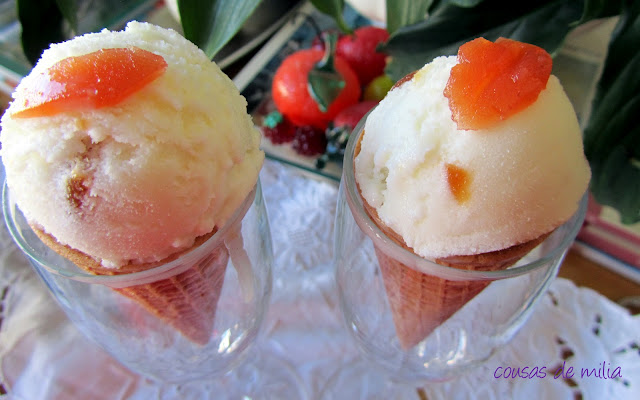 Helado de queso con dulce de frutas, o membrillo