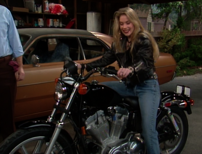 Kelly Bundy als Bikerin mit Motorrad Eine schrecklich nette Familie