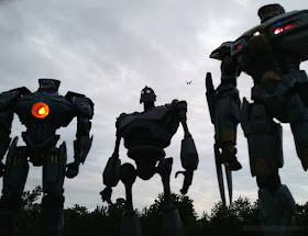 Mondo's Iron Giant Deluxe Action Figure Giant Robot Toy with NECA Pacific Rim Robots