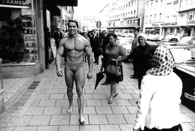 Fotografías de Arnold Schwarzenegger en bañador por la calle