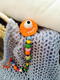 SUJETA CHUPETES naranja AMIGURUMI LOS BITXOS BY PITIS&LILUS