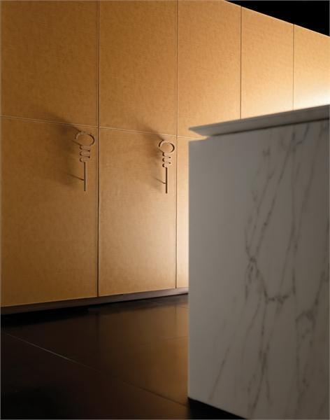 Дверцы кухонного гарнитура отделанного кожей. Модель Progetto50 от фабрики Toncelli.