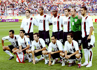 SELECCIÓN DE ESTADOS UNIDOS. Temporada 2005-06. Carlos Bocanegra, Oguchi Onyewu, Eddie Pope, Brian McBride, Kasey Keller y Clint Dempsey. Pablo Mastroeni, Claudio Reyna, Bobby Convey, Landon Donovan y Steve Cherundolo. SELECCIÓN DE ESTADOS UNIDOS 1 🆚 SELECCIÓN DE ITALIA 1 Sábado 17/06/2006, 21:00 horas. Copa Mundial de la FIFA Alemania 2006, fase de grupos, Grupo , jornada 2. Kaiserslautern, Alemania, Fritz-Walter-Stadion: 46.000 espectadores. GOLES: ⚽0-1: 22’, Alberto Gilardino. ⚽1-1: 27’, Cristian Zaccardo, en propia puerta.