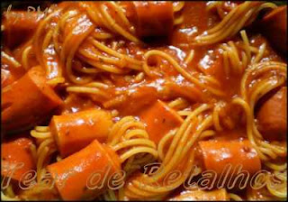 Macarronada de salsichas com macarrão espetado prontinha para comer.