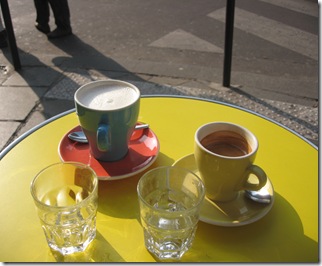 Table jaune 2 tasses   