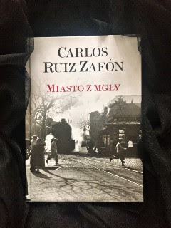 “Miasto z mgły” Carlos Ruiz Zafón, fot. paratexterka ©