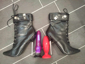 http://www.alternative-footwear.co.uk/dagger-1023-black-matt-extreme-metal-heel-padlocked-ankle-boot.html