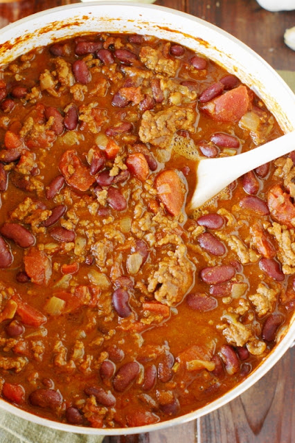 Hearty Chili ~ Who doesn't love a hot and hearty bowl of chili?  This one's spiced just right with the wonderful flavors of chili powder and ground cumin.   www.thekitchenismyplayground.com