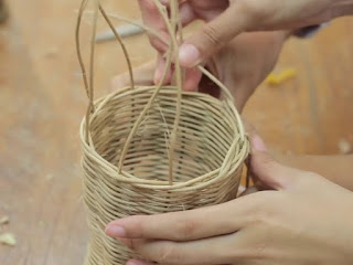 Mula-mula rotan dipersiapkan dan dibasahi agar mudah dibentuk.  Selanjutnya dibuat anyaman pokok dengan model silang ganda, yaitu menggunakan 2 helai rotan dan dilanjutkan dengan model silang tunggal sampai diameter yang diinginkan.