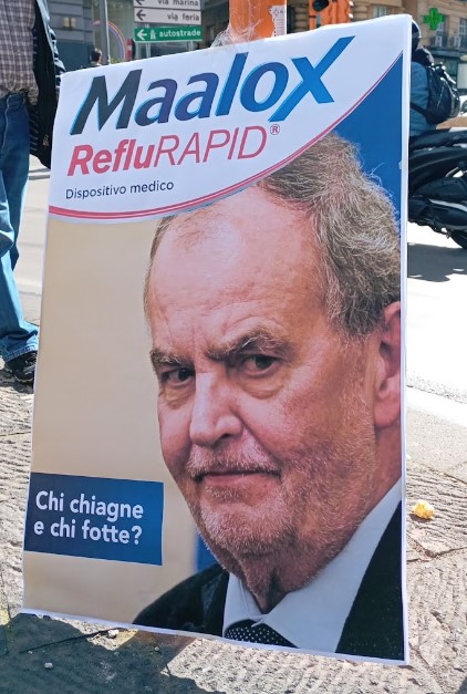 Il volto di Calderoli su una confezione di "Maalox". In basso a sinistra la scritta: "Chi chiagne e chi fotte?"