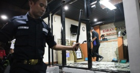 GAMBAR KERUSUHAN KANTOR TEMPO 2013 Aksi Anarkis