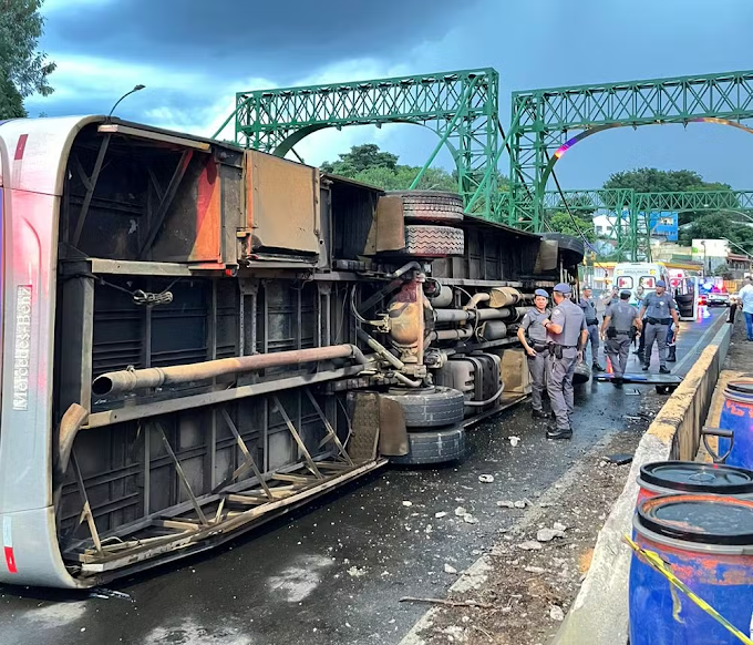 Ônibus escolar tomba e deixa 11 feridos na ponte em Paulínia