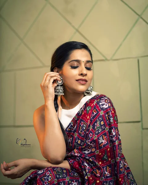 TV Anchor Model Rashmi Gautam Photo Shoot In floral Saree