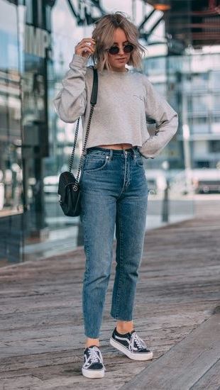 casual outfit idea for lazy day / sneakers + nude pullover + bag + boyfriend jeans
