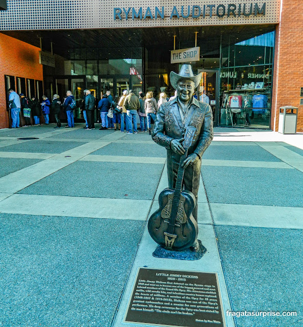 Homenagem a Little Jimmy Dickens no Ryman Auditorium, Nashville, EUA