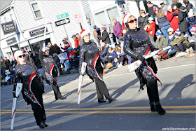 Majorettes en el Desfile de Acción de Gracias de Plymouth