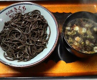 黒い鳥そばは、田舎そばを使ったそばの風味が強い鳥そばです。