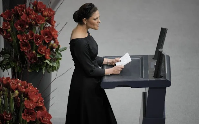 Crown Princess Victoria wore a new navy blue dezire wool coat by Andiata, and black dress by Andiata. Elke Büdenbender