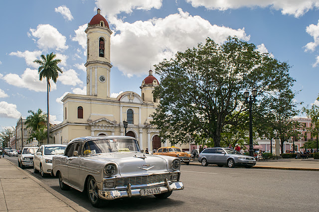 La cathédrale en bordure du parc José Martí dans le centre de Cienfuegos