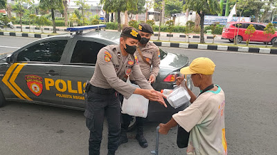 Sambil Berbagi, Samapta Sidoarjo Sampaikan Himbauan Kamtibmas