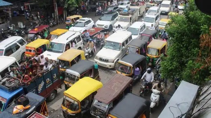 वाराणसी जाम से कराह उठा बनारस दिन भर आधा शहर रहा जाम लोलार्क षष्ठी का रूट डायवर्जन भी नहीं आया काम 