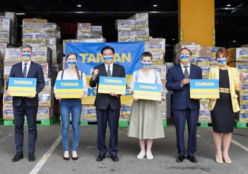 At Taiwan Taoyuan International Airport on March 17, Foreign Minister Jaushieh Joseph Wu (third left) is joined by officials from Poland and Slovakia stationed in Taiwan, as well as volunteers from Ukraine and Russia, in sending off the first delivery of Taiwan's private donations to Ukraine.