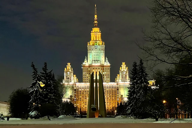 МГУ имени М. В. Ломоносова, мемориал с Вечным огнем