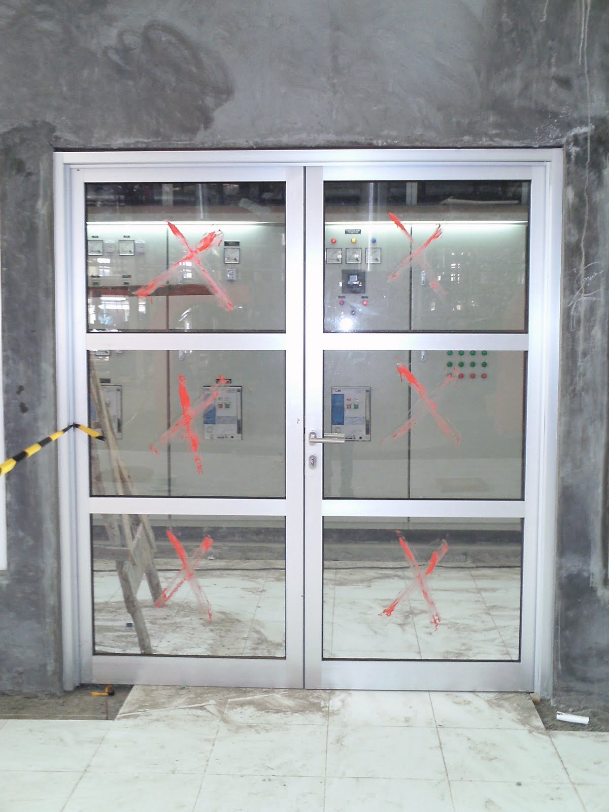 UTAMA ALUMINIUM DAN KACA Kusen Pintu Swing Aluminium