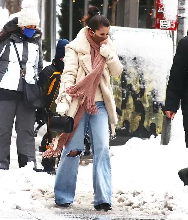 سيلينا جوميز تكافح من خلال الثلج في الكعب باسم الموضة أثناء التصوير في مدينة نيويورك (شاهد الصور.)