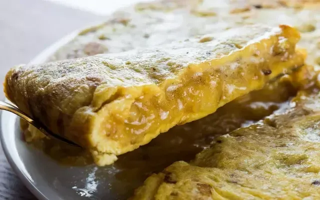 Cortando un trozo de tortilla de Betanzos