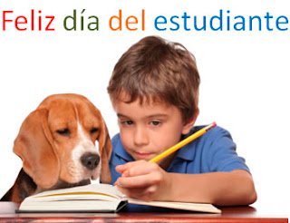 niño estudiando con su perro