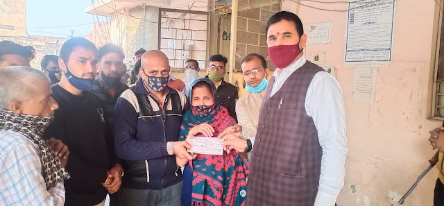  प्रेमनगर बिजली हादसा: विधायक नंदकिशोर गुर्जर ने मृतकों के परिजनों को सौंपी 5-5 लाख की आर्थिक मदद