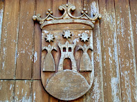 L'escut de Gurb esculpit en fusta sobre els batents del portal principal de la Rectoria