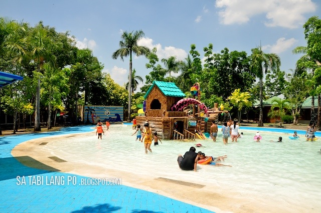 8 waves waterpark summer philippines