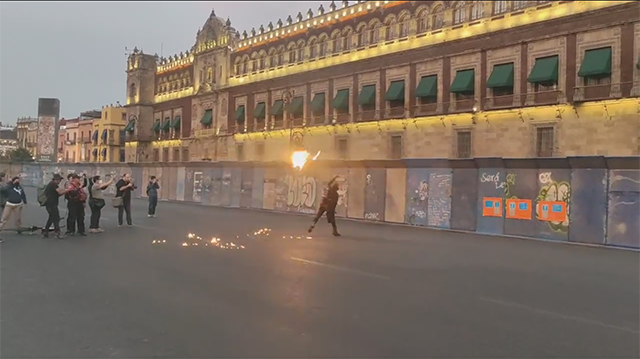 Encapuchados lanzan Bombas molotov y cohetes contra el Palacio Nacional