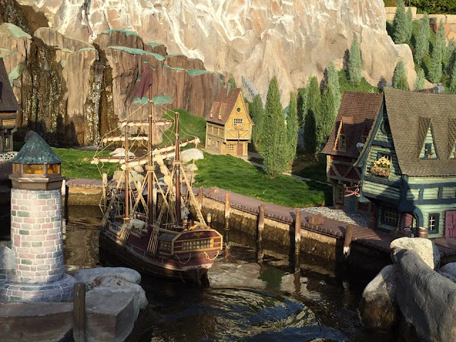 parc Disneyland Anaheim attraction Storybook Land Canal Boats