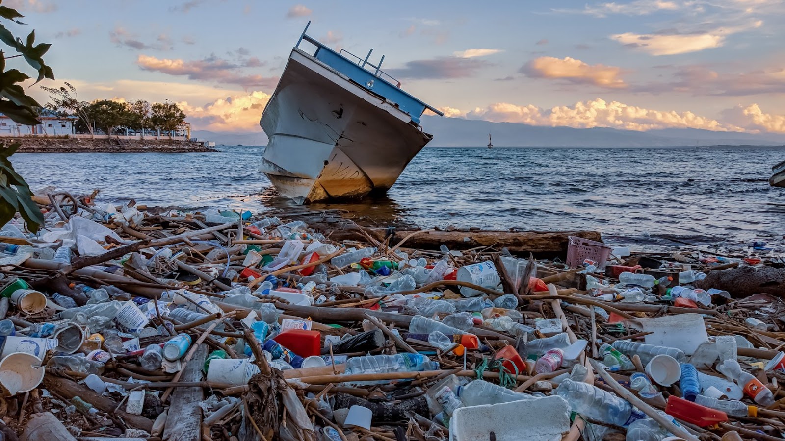 Foto Limbah Atau Sampah  Padat Dibuang Ke Laut