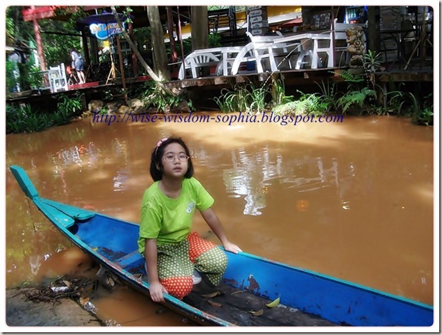 ตลาดน้ำกลางดง น้องโซเฟีย