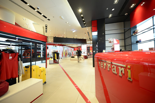 Green Pear Diaries, interiorismo, retail, Ferrari, flagship store, Dubai Mall, Dubai